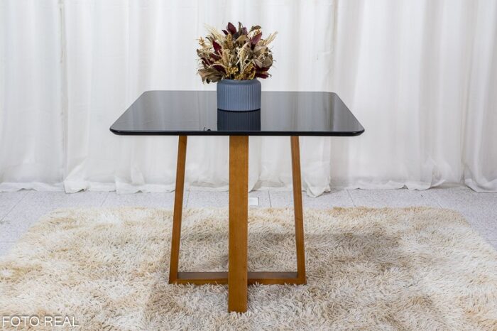 Mesa de Jantar Pedro Mel Vidro Preto 90×90 4 Cadeiras Lisboa Veludo Preto 504 Madeira Maciça Art Assento - Entregue Montada - Imagem 7