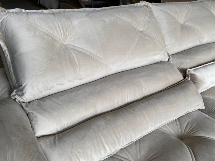Sofá 4 Lugares Ághata Super Fofo 240cm Retrátil e Reclinável Império Estofados – Veludo Bege - Imagem 4