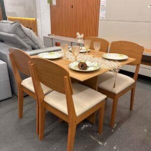 Mesa Pérola 120 Imbuia Mel (Tampo Viena s/vidro) com 4 Cadeiras Havana Veludo Creme – CARVALHO DECOR + RUFATO