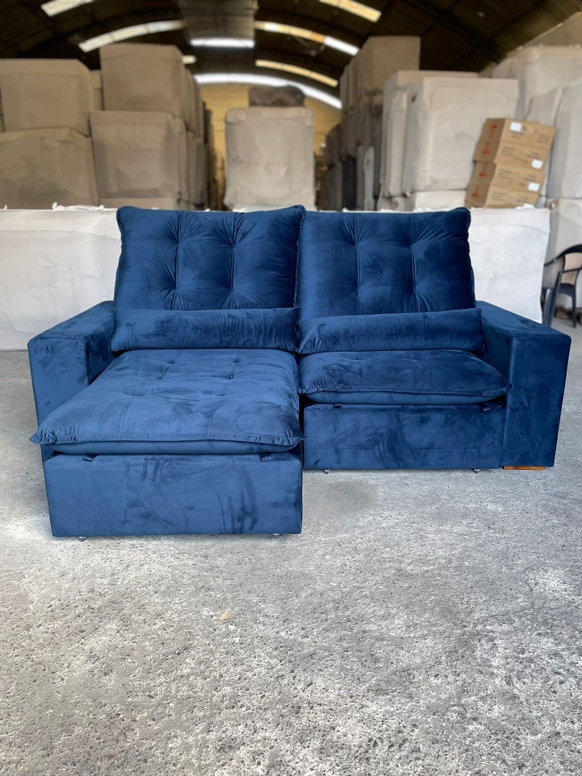 Sofá Retrátil e Reclinável Malu 2,10 m Veludo Azul - D'VITRINE ESTOFADOS (PROMOÇÃO - LEVE AVARIA) - Imagem 4