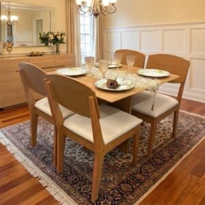 Mesa Pérola 120 Imbuia Mel (Tampo Viena s/vidro) com 4 Cadeiras Havana Veludo Creme – CARVALHO DECOR + RUFATO
